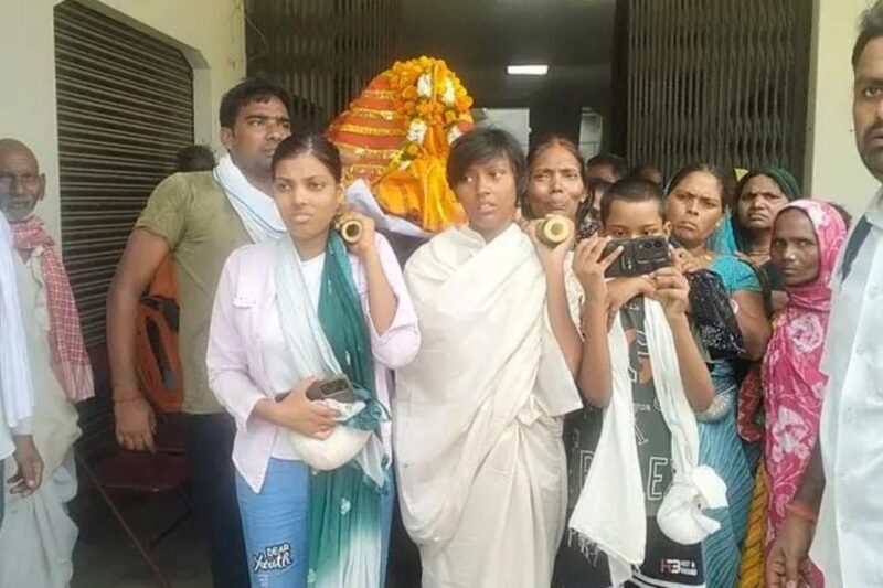 पिता का हुआ निधन… बेटा नहीं तो बेटियों ने दिया अर्थी को कांधा, मुखाग्नि देकर पूरा किया फर्ज